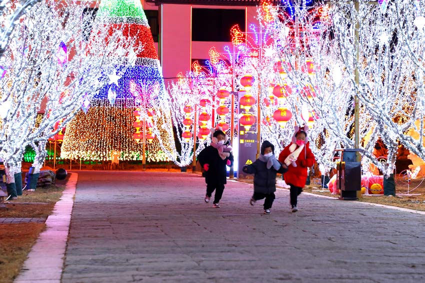 2022年北京龍慶峽冰燈冰雪季開幕。張延攝