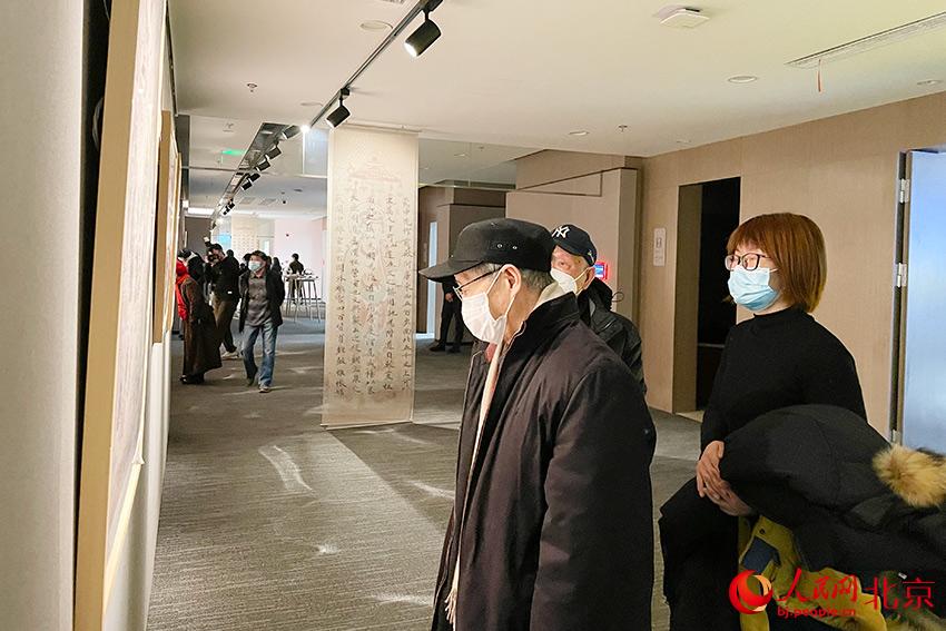 老年人參觀“敦煌藝術瑰藏展”。人民網 尹星雲攝