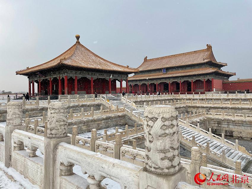 北京迎2022年初雪，故宮覆蓋白雪更顯魅力。人民網 尹星雲攝