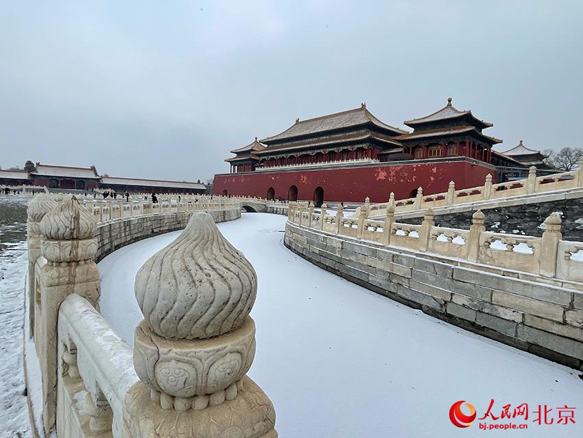 北京迎2022年初雪，故宫覆盖白雪更显魅力。人民网 尹星云摄