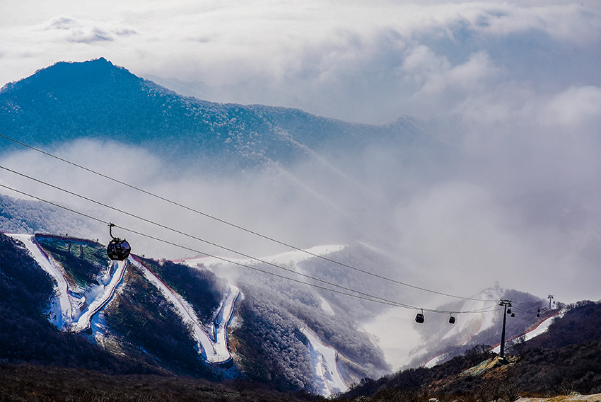 國家高山滑雪中心“雪飛燕”銀裝素裹。劉昱封攝