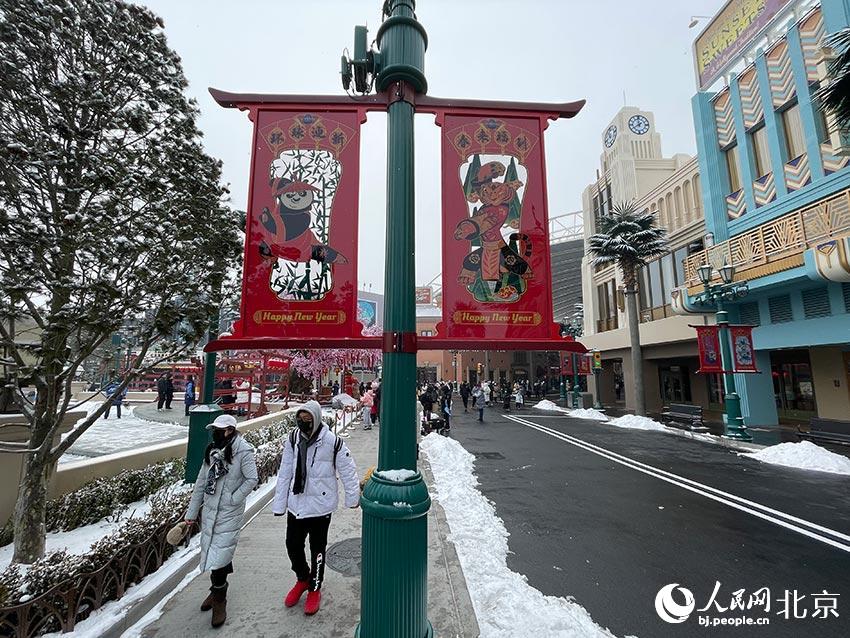 北京環球度假區首個“環球中國年”季節性主題活動用年味十足的新春裝扮，營造出濃濃的新春年味。董兆瑞攝