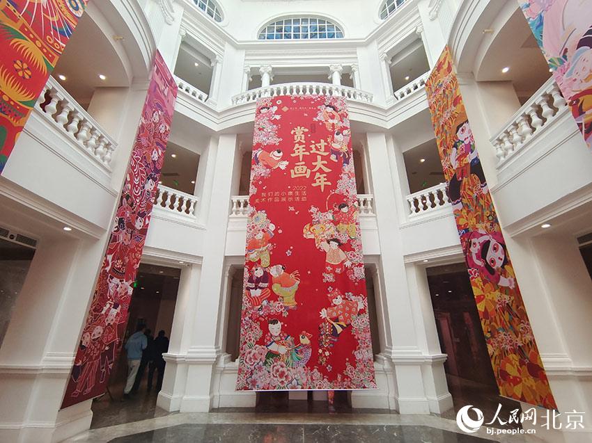 走進北京坊勸業場，“百虎吊挂”直垂而下，新年的儀式感扑面而來。人民網記者 鮑聰穎攝