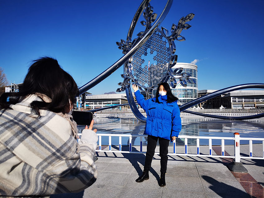 北京冬奧會延慶賽區火炬台引市民合影拍照。王世奇攝