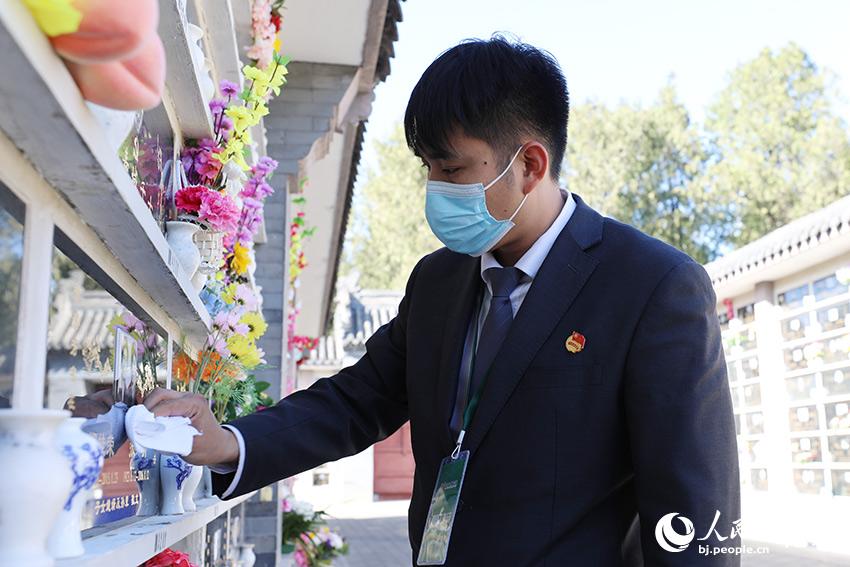 八宝山革命公墓内,工作人员为不能到现场祭扫的群众代为祭扫。人民网 尹星云摄
