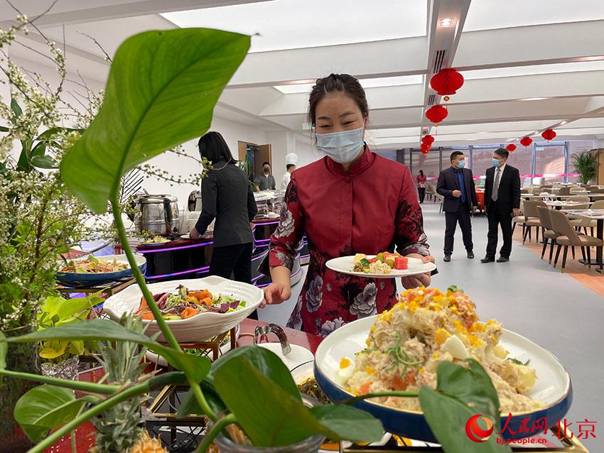 延慶奧林匹克園區內，餐飲服務人員在准備菜品。人民網 尹星雲攝