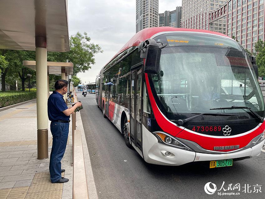 北京1路公交车驶进八王坟西站，此前各路公交经过该站时均甩站通过，今起该站回复正常上下客。人民网 尹星云摄