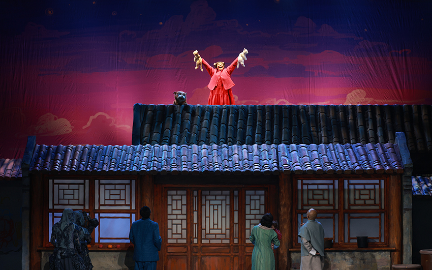 儿童剧《花猫三丫上房了》在民族文化宫大剧院首演。（北京演艺集团供图）