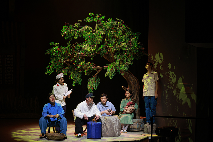 儿童剧《花猫三丫上房了》在民族文化宫大剧院首演。（北京演艺集团供图）