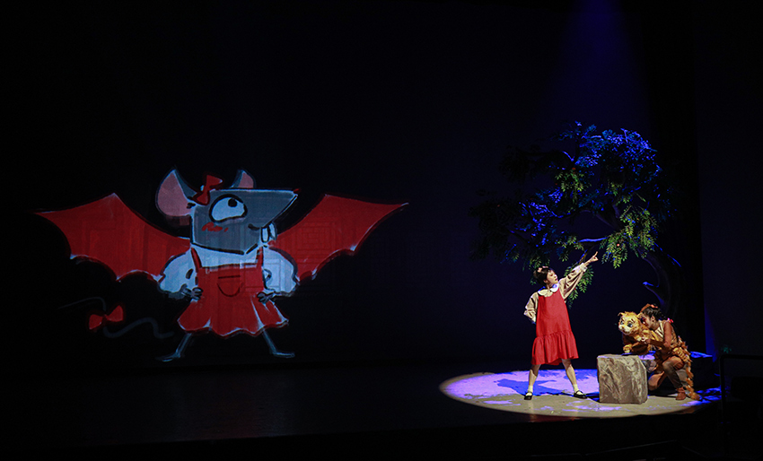 儿童剧《花猫三丫上房了》在民族文化宫大剧院首演。（北京演艺集团供图）