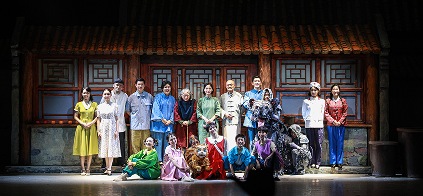 儿童剧《花猫三丫上房了》在民族文化宫大剧院首演。（北京演艺集团供图）