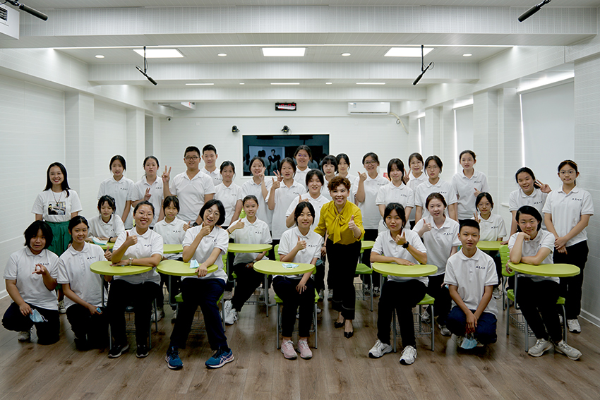 邓亚萍为中央工艺美院附中学生上开学第一课。（中央工艺美院附中供图）
