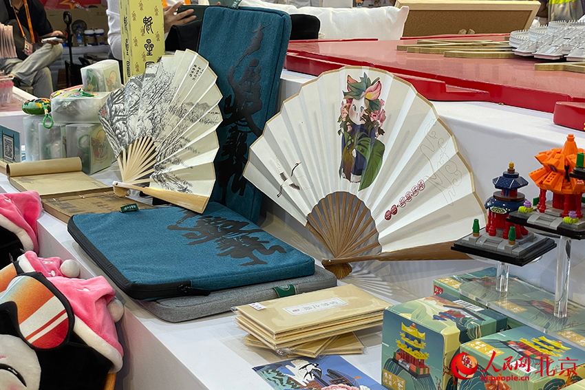 各種文創產品亮相文旅展區。人民網 尹星雲攝