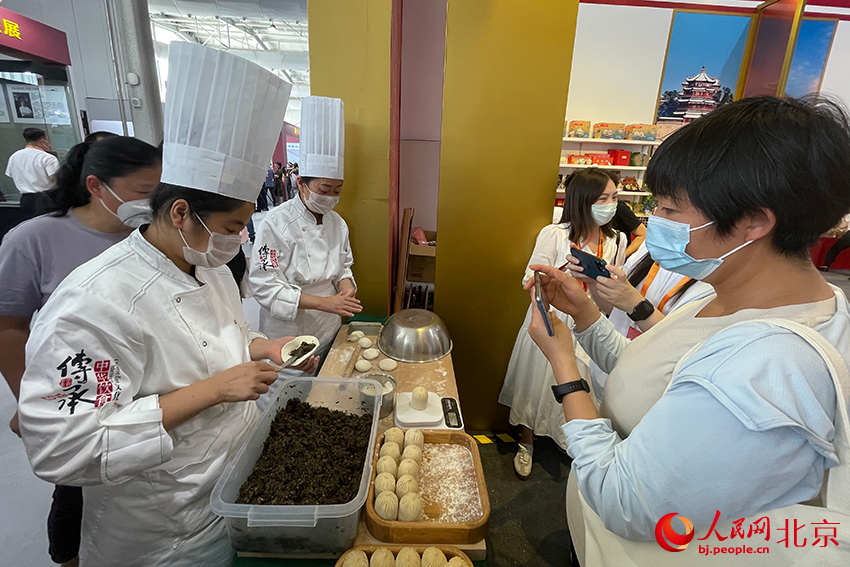 網紅美食制作吸引了觀眾的目光。人民網 尹星雲攝