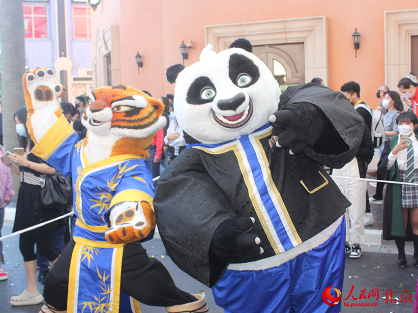 9月20日，北京環球度假區歡慶儀式上，熊貓大俠阿寶和悍嬌虎跟游客共慶生日。人民網記者鮑聰穎攝