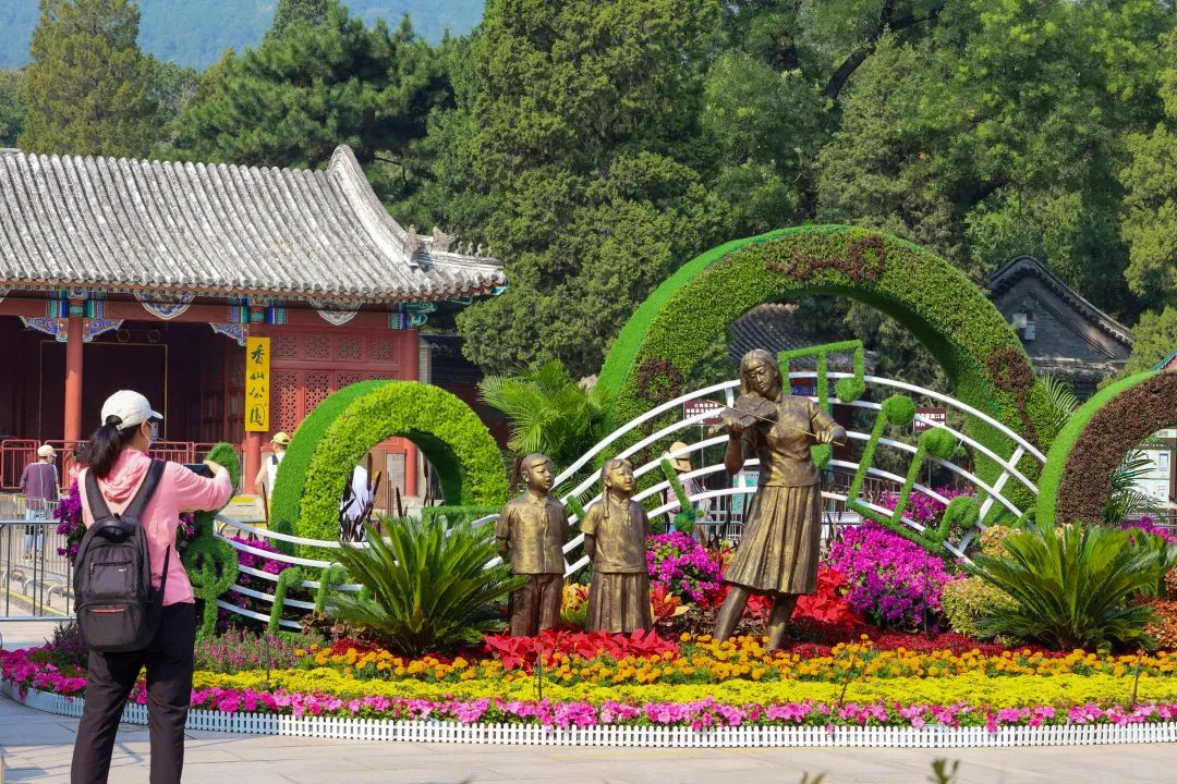 香山公園花壇以“我和我的祖國”樂譜為核心。