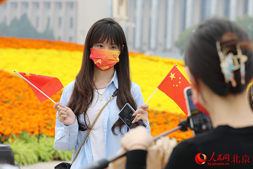 游客在天安门广场拍照留念。人民网 尹星云摄