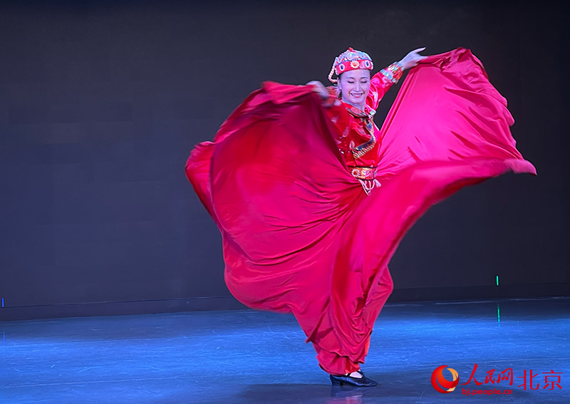 首都体育学院副教授王锦老师为大家带来了舞蹈《蒙古人》。