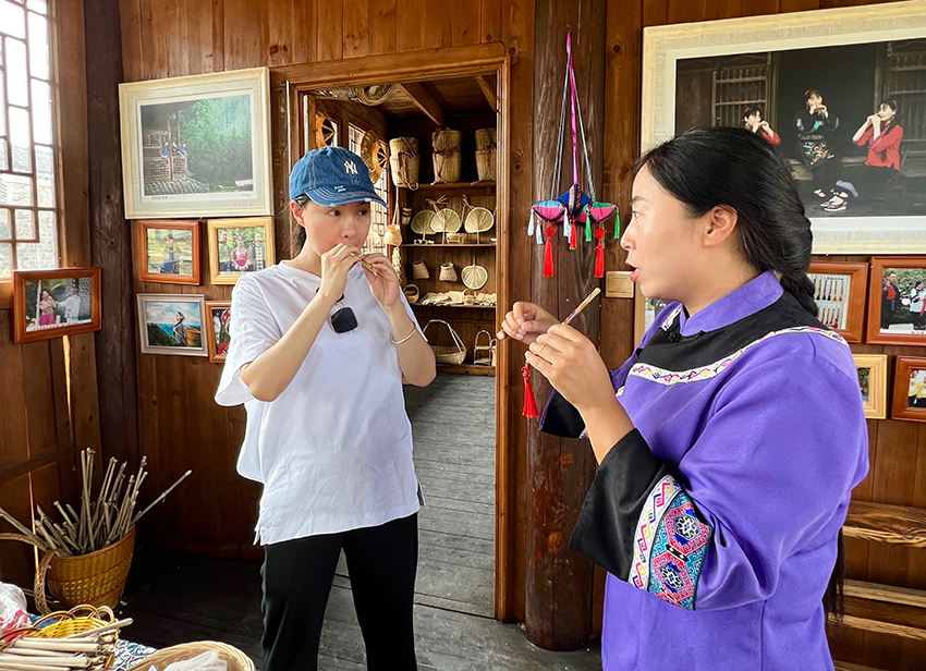 歌剧《边城》艺术总监、主演雷佳多次赴湘西采风。
