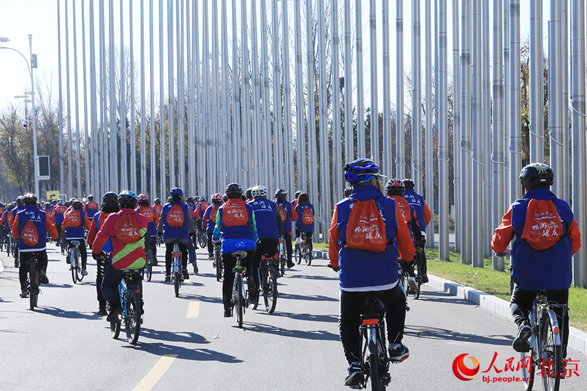 第十二届北京国际自行车骑游大会在世园公园举办，500余名自行车选手和骑行爱好者感受世园美景。人民网 尹星云摄