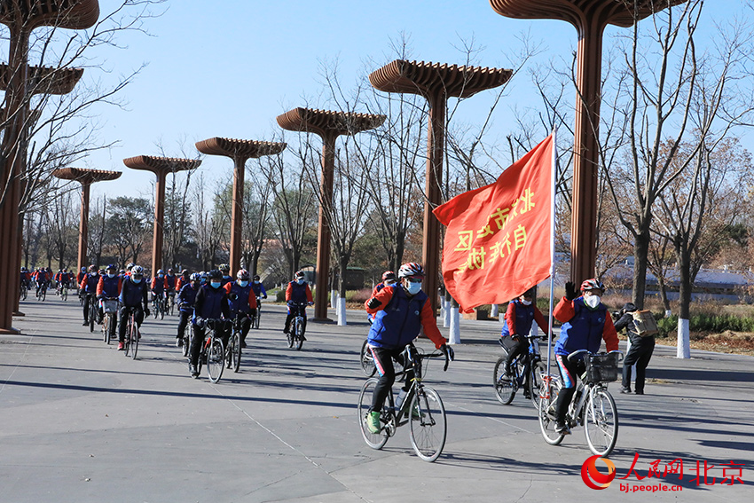 第十二届北京国际自行车骑游大会在世园公园举办，500余名自行车选手和骑行爱好者感受世园美景。人民网 尹星云摄