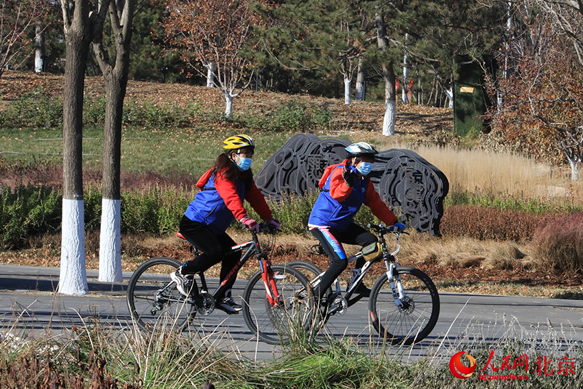 第十二届北京国际自行车骑游大会在世园公园举办，骑行爱好者感受世园美景。人民网 尹星云摄