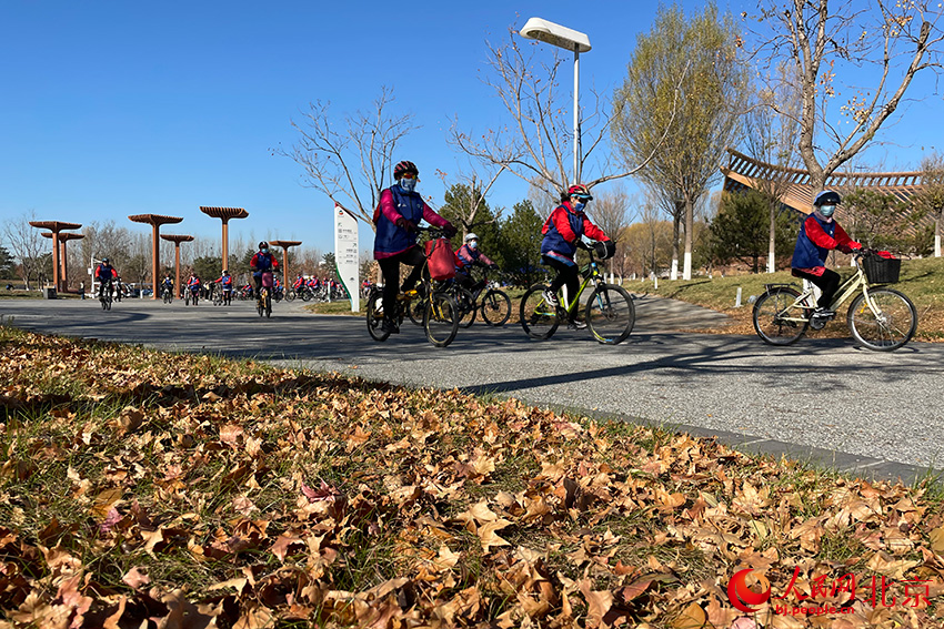 第十二届北京国际自行车骑游大会在世园公园举办，骑行爱好者感受世园美景。人民网 尹星云摄