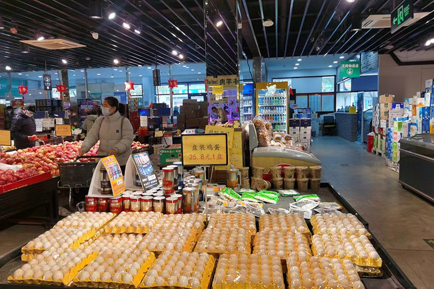 石景山苹东市场内，生活必需品供应充足市民有序购物。石景山区融媒体中心 张新摄