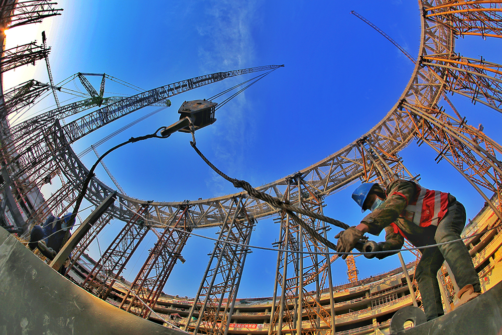 2022年1月1日，鋼結構工人吊裝施工。