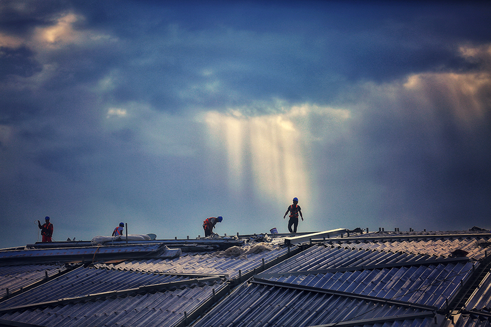 2022年8月15日，“新工體”屋頂的建筑工人。