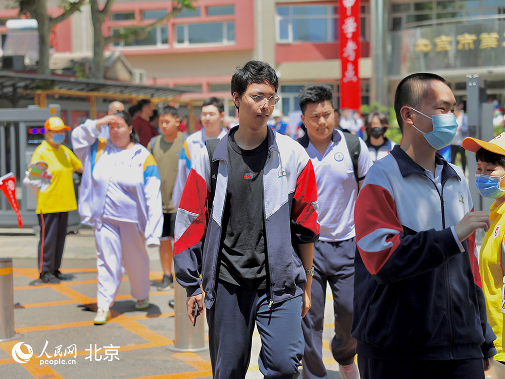 北京高考首日：5.8万名考生奔赴考场 多部门全力保障