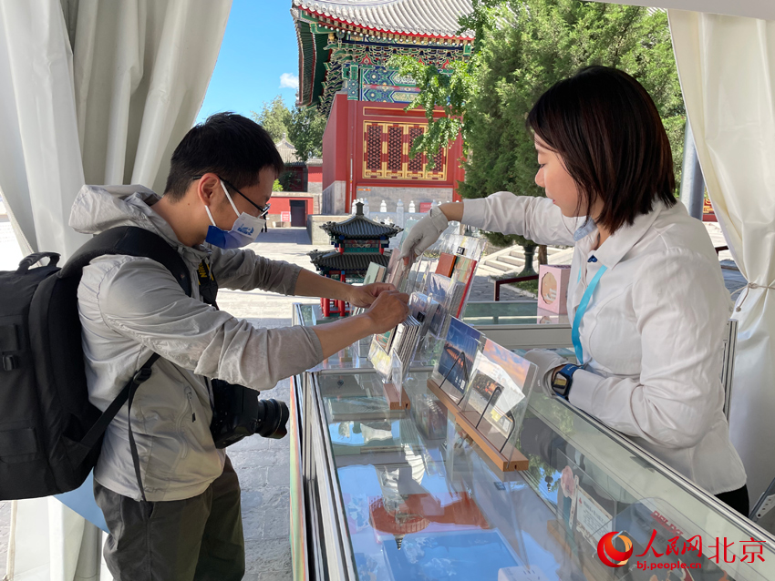 活动现场设置文化市集，展示各种文创产品。人民网记者 尹星云摄