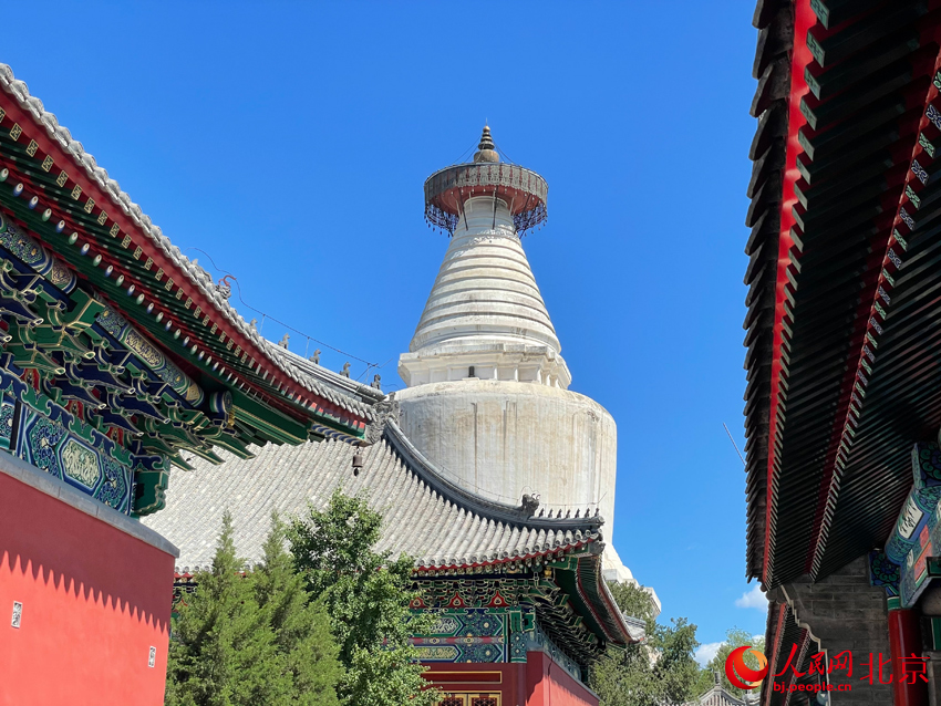 今天天气晴好，在蓝天的映衬下，白塔更显古朴之气。人民网记者 尹星云摄