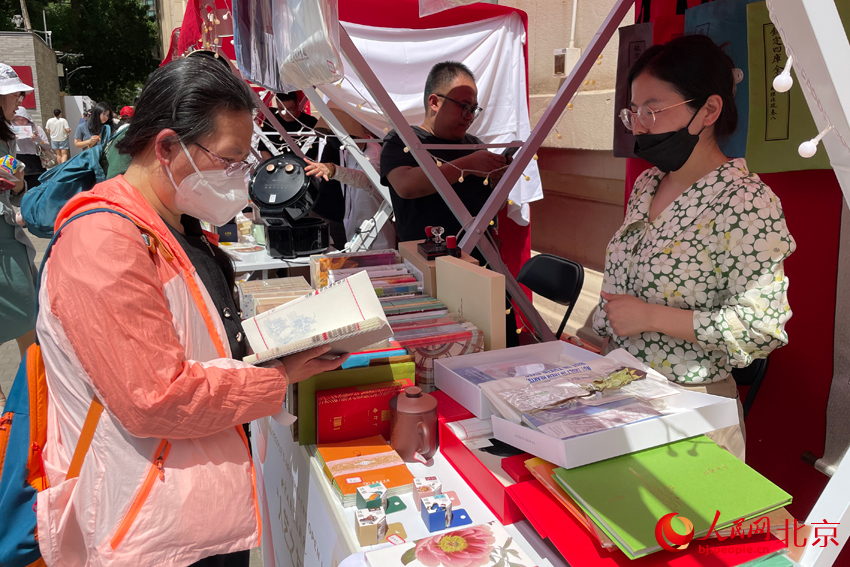 戏剧市集有20余家品牌入驻，现场售卖各类文创产品。人民网记者 尹星云摄