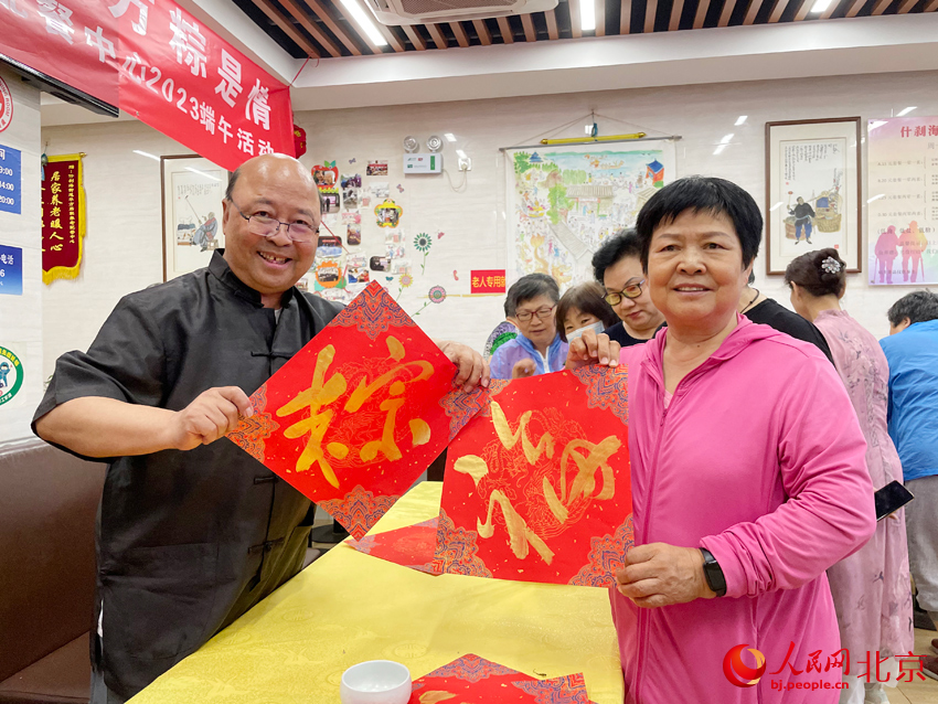 书法家为老人送福字。人民网记者 尹星云摄