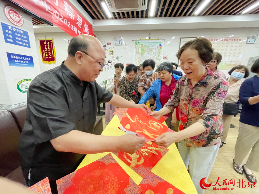 组图：北京什刹海老人包粽子迎端午