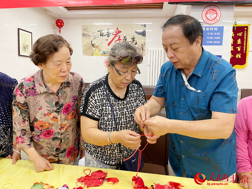 民俗专家与老人们一起制作香包。人民网记者 尹星云摄