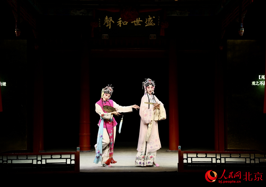 300年正乙祠戏楼重迎八方来客。人民网 李世奇摄