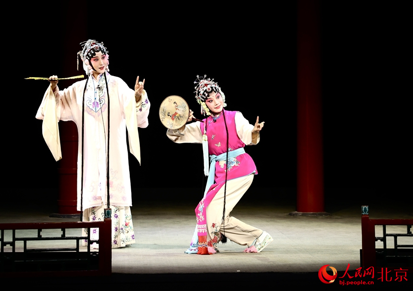 300年正乙祠戏楼重迎八方来客。人民网 李世奇摄