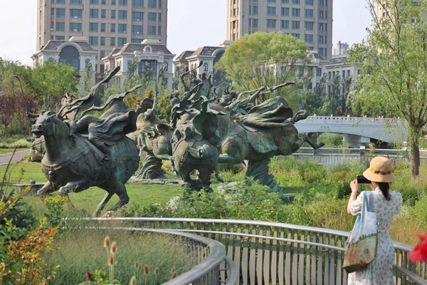 北京亮马河畔首批大型雕塑亮相