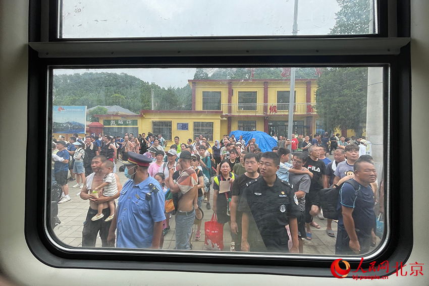 被困滞留群众在十渡站站台等候上车。人民网记者 尹星云摄