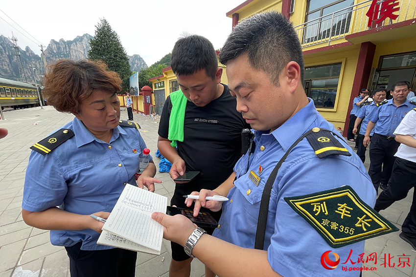 列车员和属地工作人员在站台再次确认有无遗漏群众。人民网记者 尹星云摄