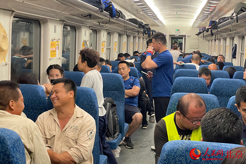 登上列车的群众。人民网记者 尹星云摄