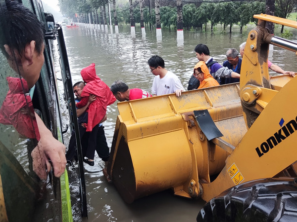北京公交全力转运河北涿州暴雨受困村民