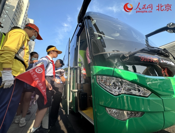 新学期首日北京推出通学公交车服务
