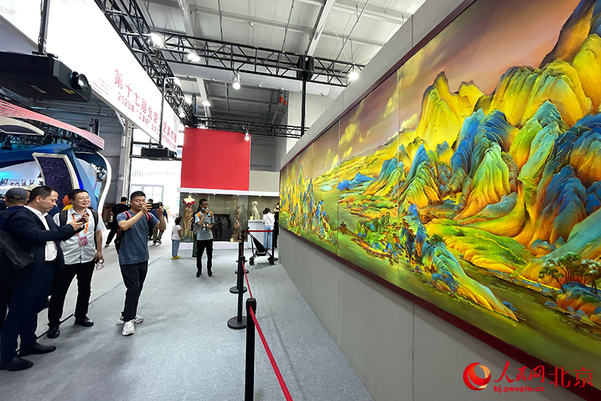 科技赋能的《千里江山图》吸引了观众的目光。人民网记者 尹星云摄