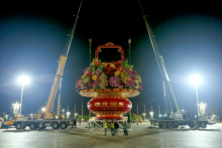 正在组装中的花篮。何建勇摄