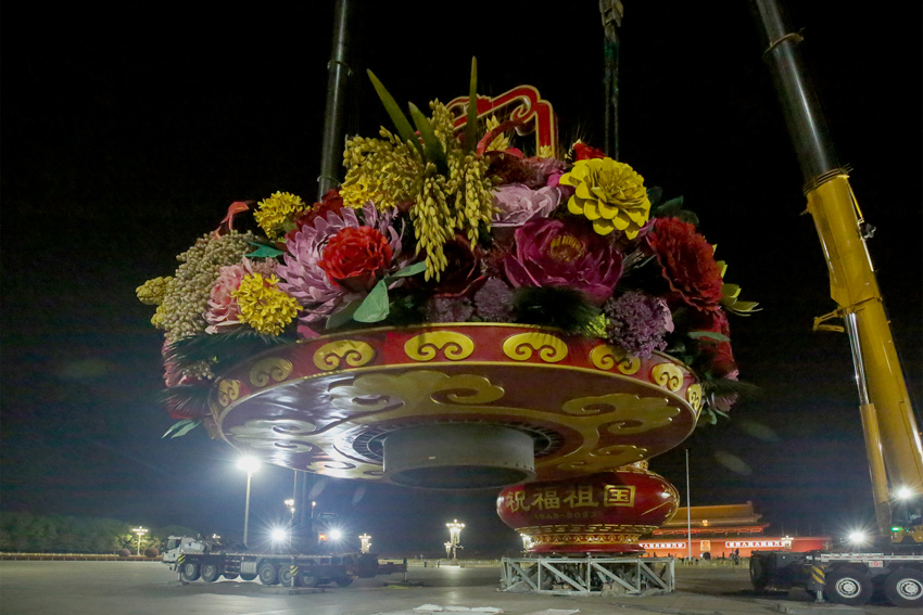 正在组装中的花篮。何建勇摄
