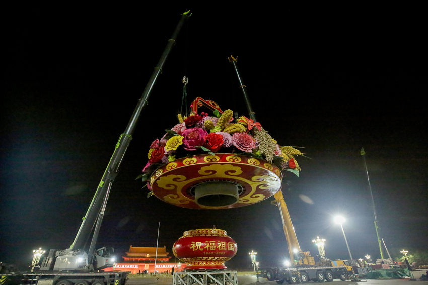 正在组装中的花篮。何建勇摄