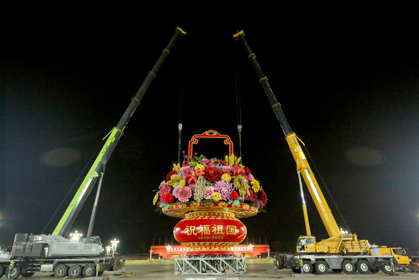 正在组装中的花篮。何建勇摄